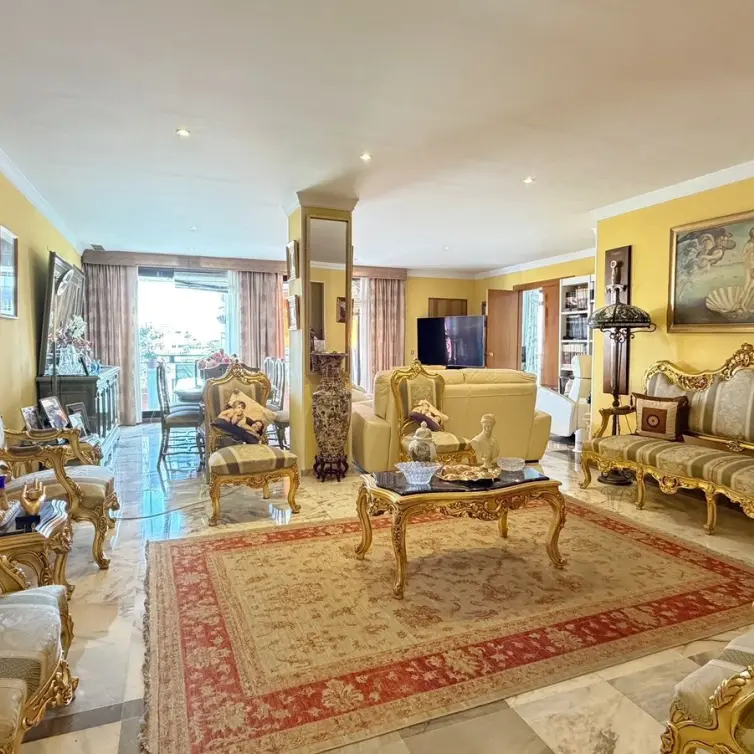 Продажа апартаментов на среднем этаже в Marbella