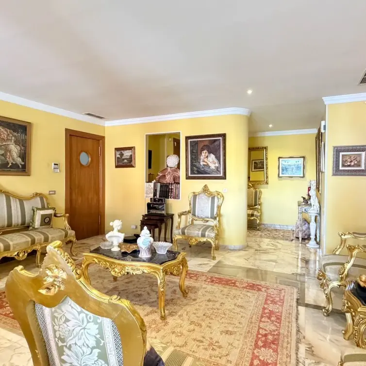 Продажа апартаментов на среднем этаже в Marbella