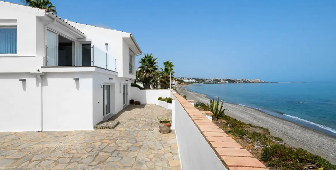 Продажа  отдельно стоящей виллы в Estepona 1