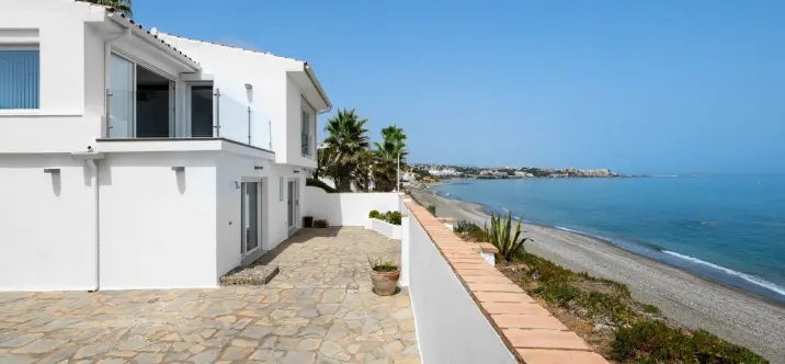 Продажа  отдельно стоящей виллы в Estepona 0