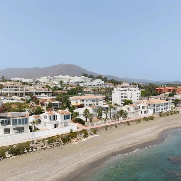 Sale of detached villa in Estepona