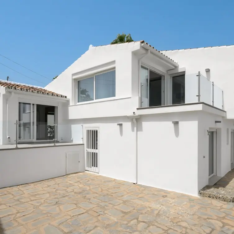 Sale of detached villa in Estepona