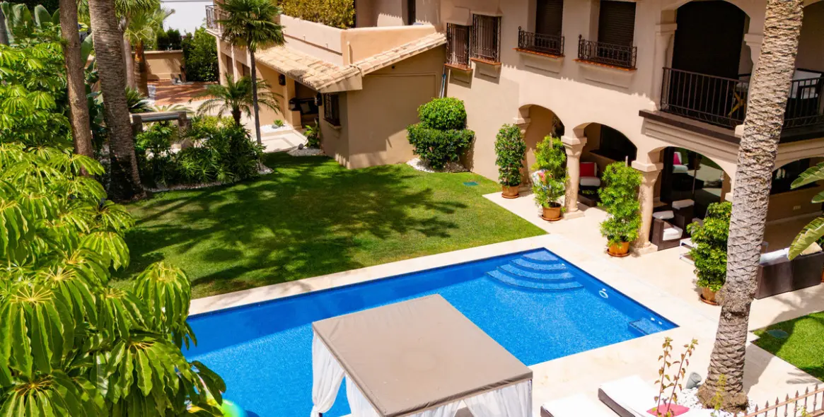 Venta de villa independiente en Los Monteros 2