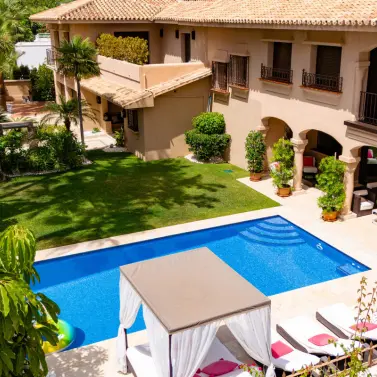 Venta de villa independiente en Los Monteros