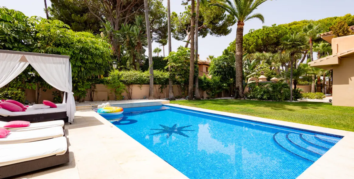Venta de villa independiente en Los Monteros 3