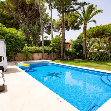 Venta de villa independiente en Los Monteros