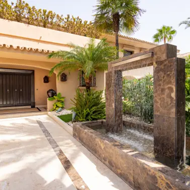 Venta de villa independiente en Los Monteros