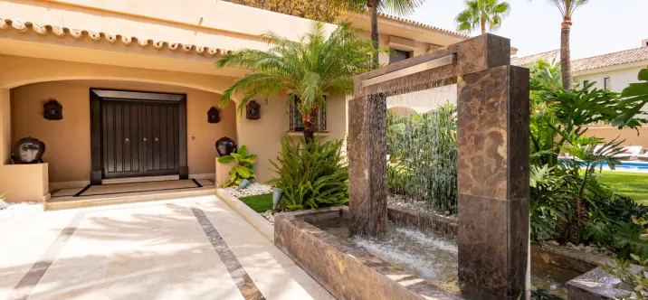 Venta de villa independiente en Los Monteros 3
