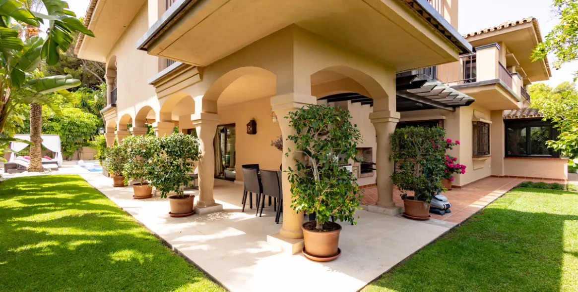Venta de villa independiente en Los Monteros 5