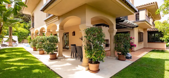 Venta de villa independiente en Los Monteros 4