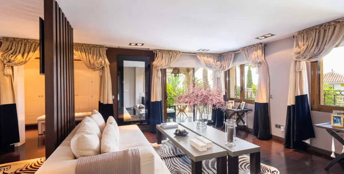Venta de villa independiente en Los Monteros 24