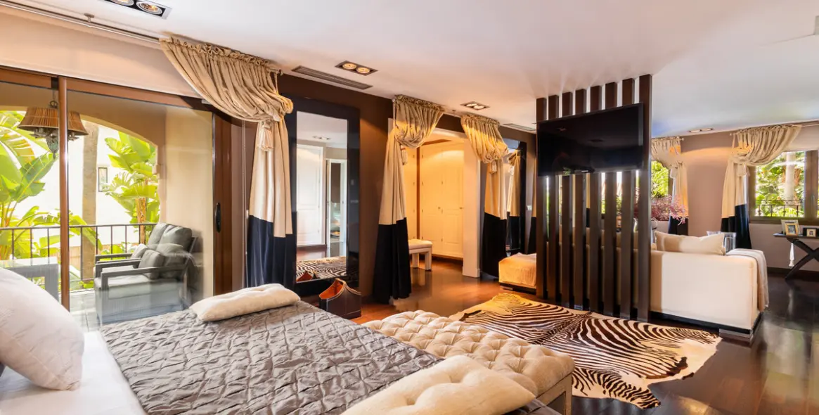 Venta de villa independiente en Los Monteros 26
