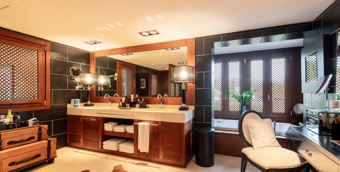 Venta de villa independiente en Los Monteros 27