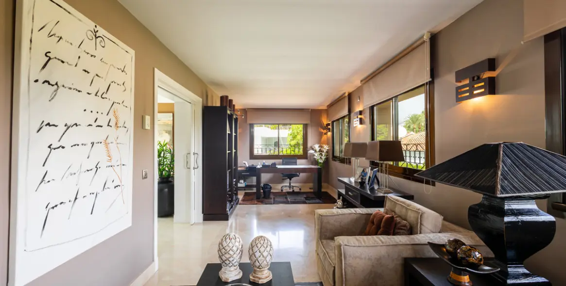 Venta de villa independiente en Los Monteros 35