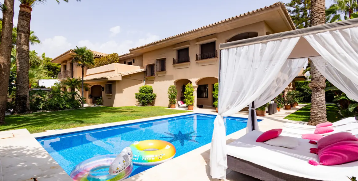 Venta de villa independiente en Los Monteros 48