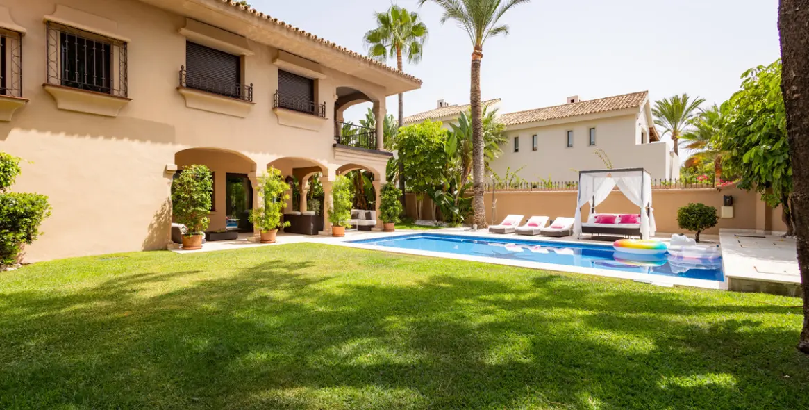 Venta de villa independiente en Los Monteros 53