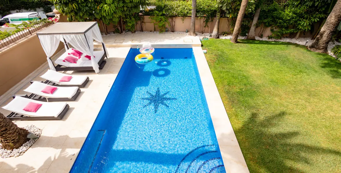 Venta de villa independiente en Los Monteros 54