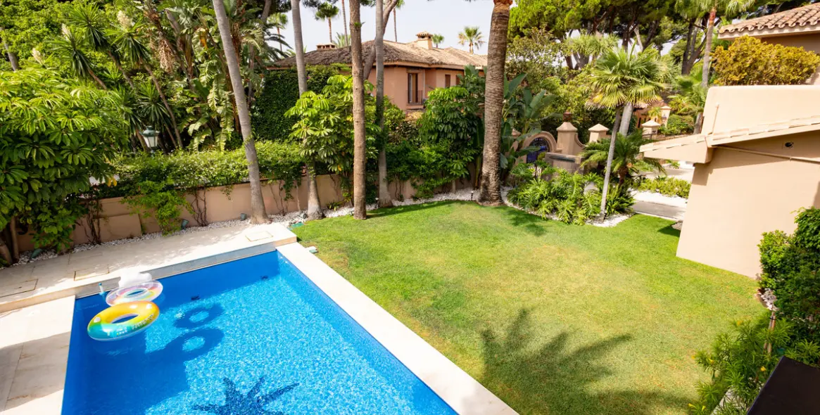 Venta de villa independiente en Los Monteros 56