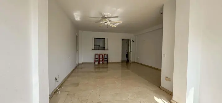 Venta de apartamento en planta media en Marbella 2