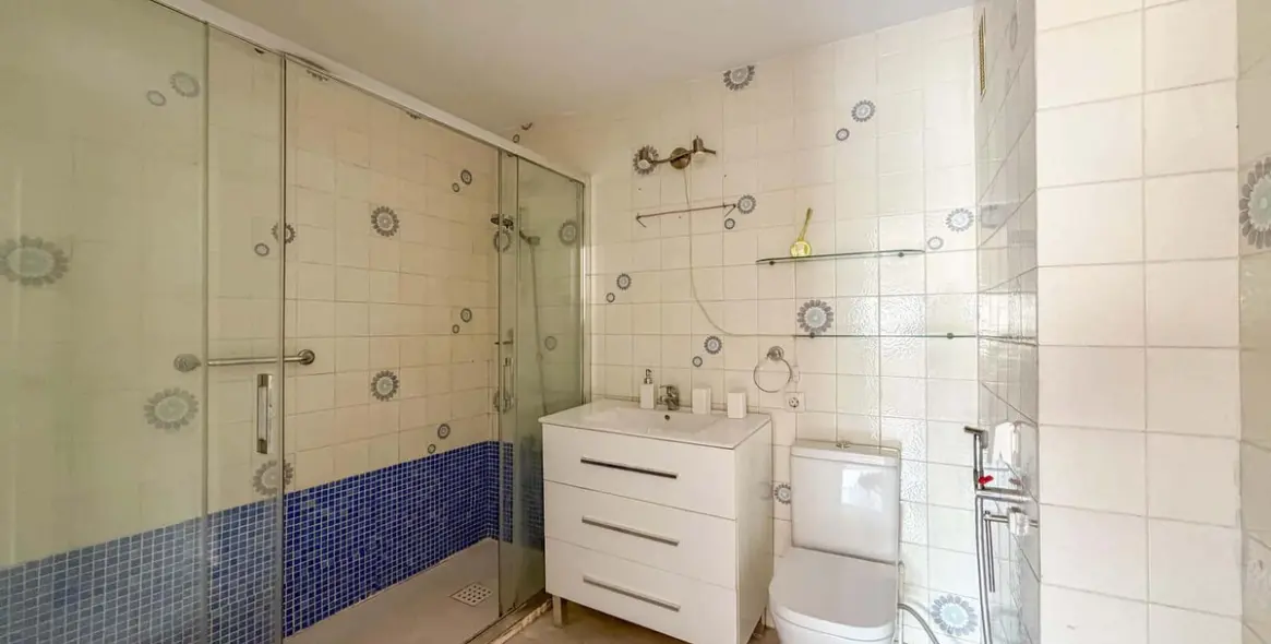 Venta de apartamento en planta media en Marbella 10