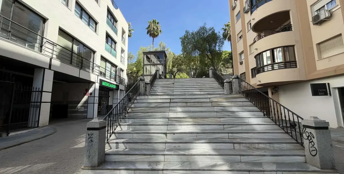 Venta de apartamento en planta media en Marbella 16