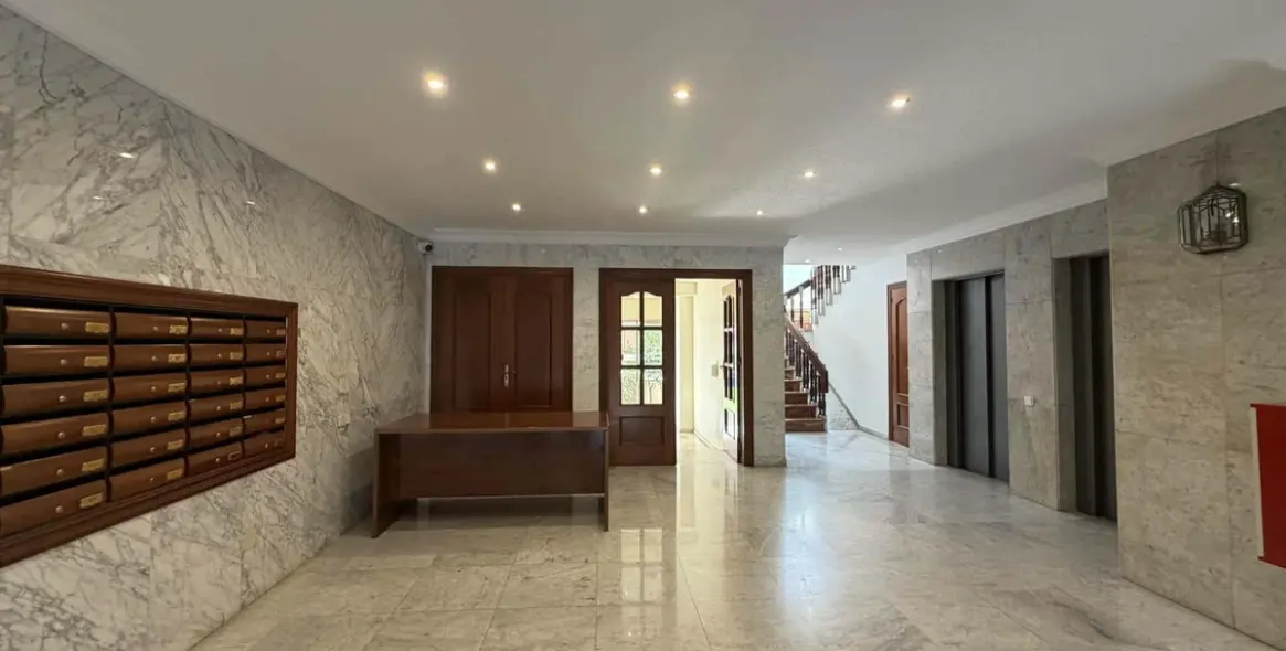 Venta de apartamento en planta media en Marbella 17