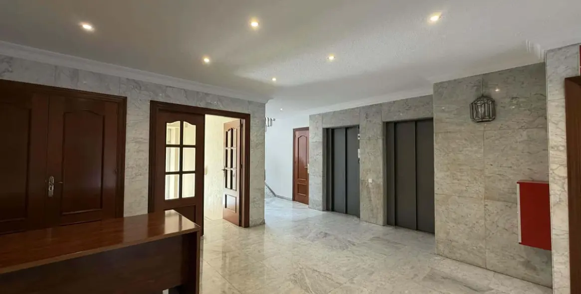 Venta de apartamento en planta media en Marbella 18
