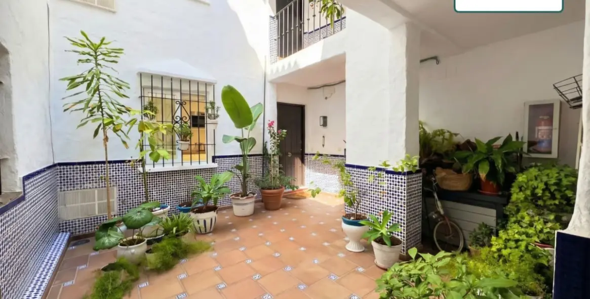 Venta de apartamento en planta media en Puerto Banús 1