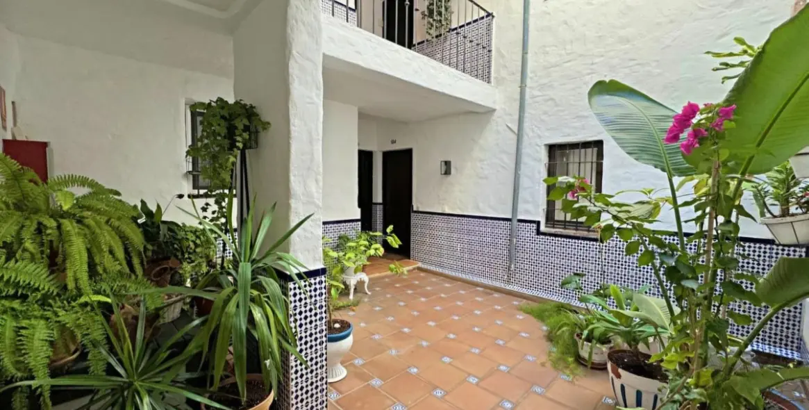 Venta de apartamento en planta media en Puerto Banús 2