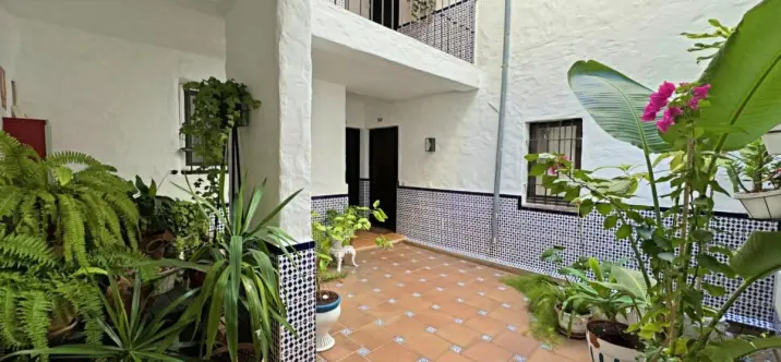 Venta de apartamento en planta media en Puerto Banús 1