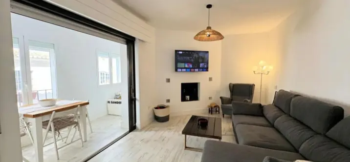 Venta de apartamento en planta media en Puerto Banús 2