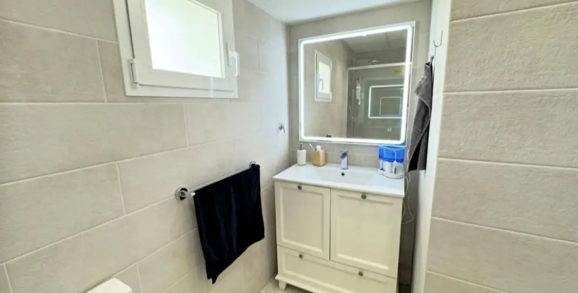 Venta de apartamento en planta media en Puerto Banús 11