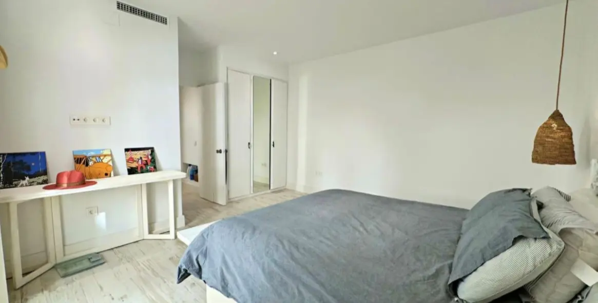 Venta de apartamento en planta media en Puerto Banús 12