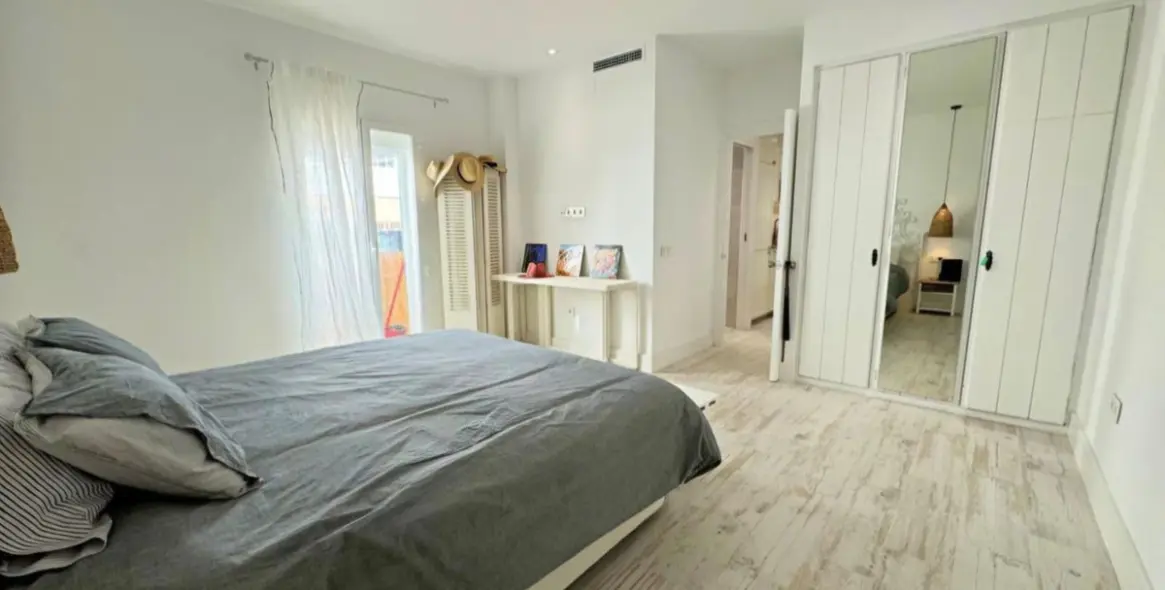 Venta de apartamento en planta media en Puerto Banús 13