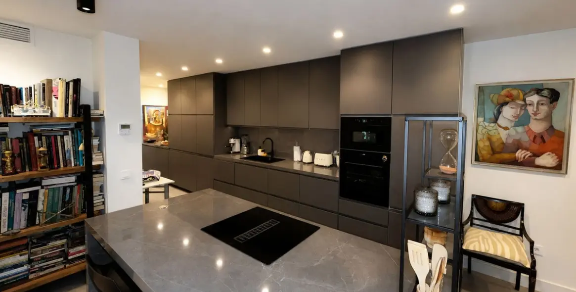 Venta de apartamento en planta media en Estepona 3