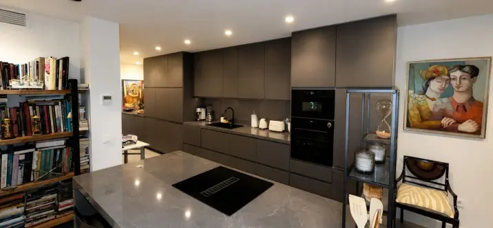 Venta de apartamento en planta media en Estepona 2