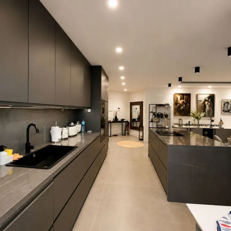 Sale of middle floor apartment in Estepona