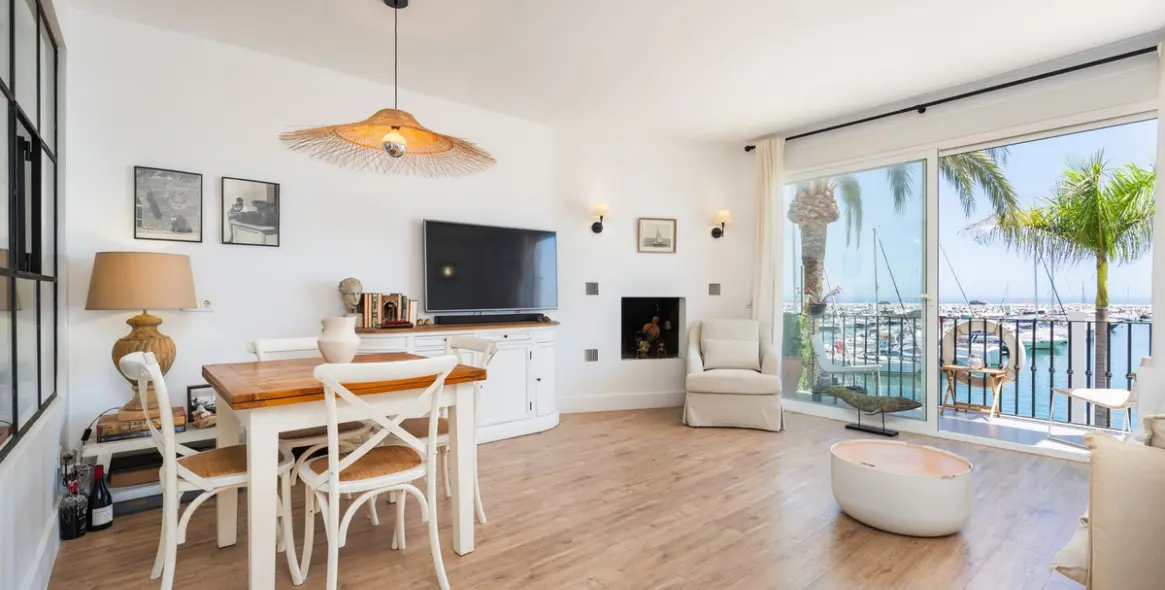 Venta de apartamento en planta media en Puerto Banús 1