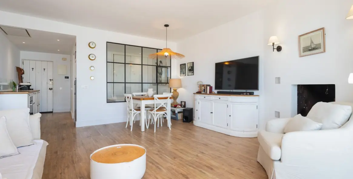 Venta de apartamento en planta media en Puerto Banús 2