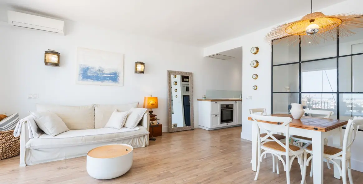 Venta de apartamento en planta media en Puerto Banús 3