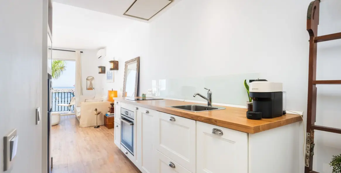 Venta de apartamento en planta media en Puerto Banús 5