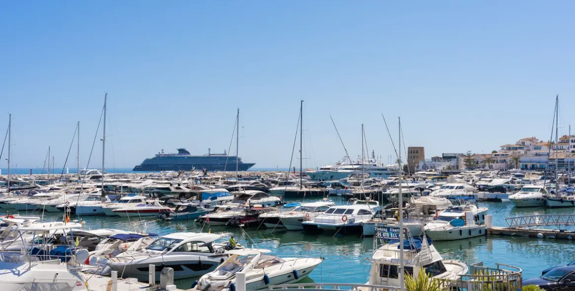 Venta de apartamento en planta media en Puerto Banús 15