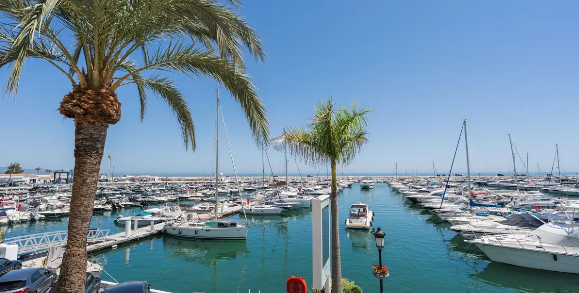 Venta de apartamento en planta media en Puerto Banús 16