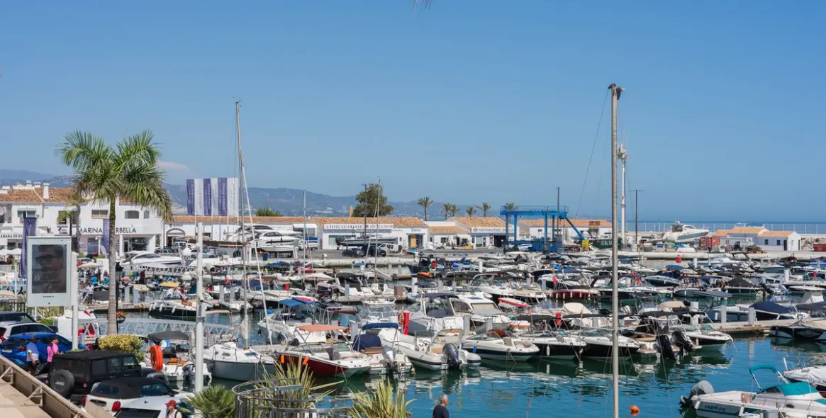 Venta de apartamento en planta media en Puerto Banús 17
