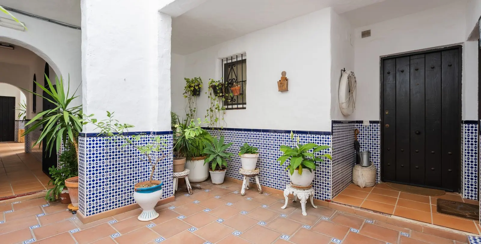 Venta de apartamento en planta media en Puerto Banús 13
