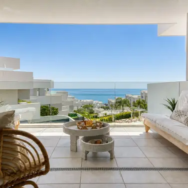 Venta de apartamento en planta media en La Duquesa