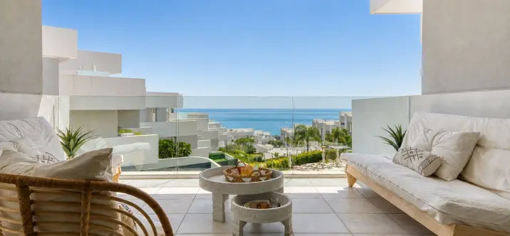 Venta de apartamento en planta media en La Duquesa 0