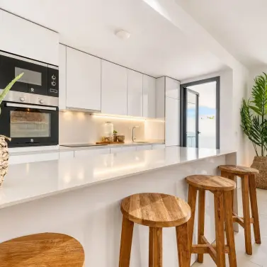 Venta de apartamento en planta media en La Duquesa