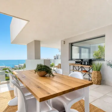 Venta de apartamento en planta media en La Duquesa