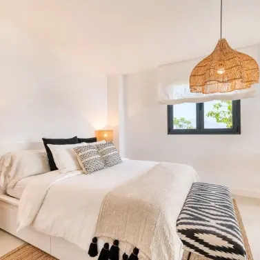 Venta de apartamento en planta media en La Duquesa
